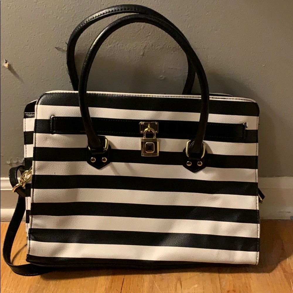 COACH HANDBAG (comment offers)